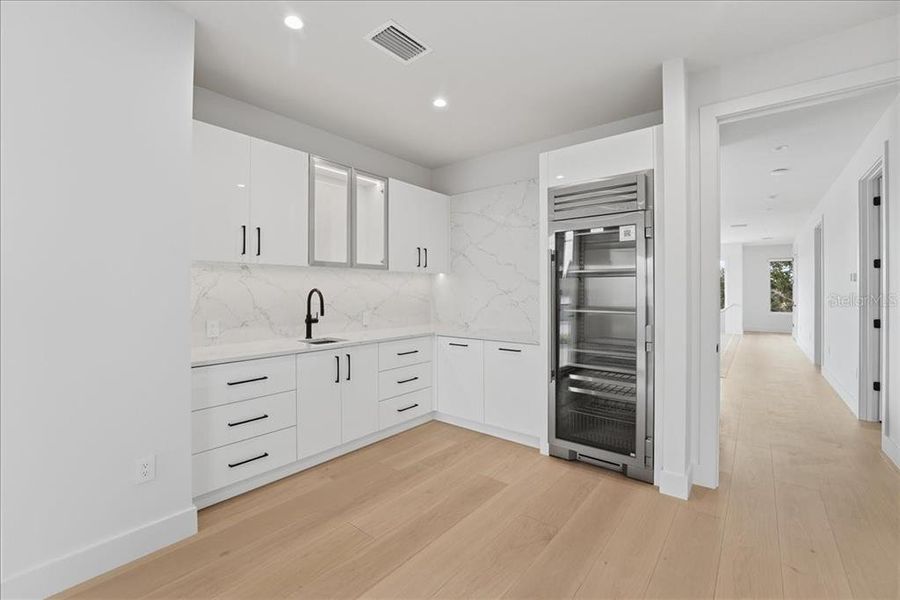 Furnished interior view inside a new home in , Orlando (Image 54).