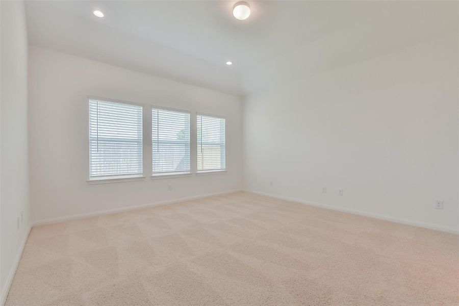 Spacious, unfurnished interior of a new home in King Oaks Village, Baytown (Image 15).