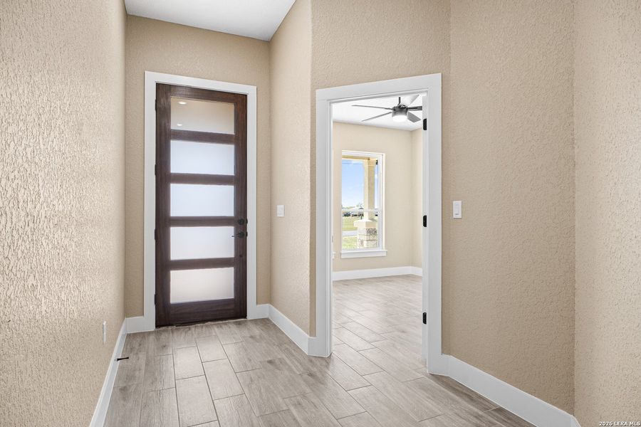 Spacious, unfurnished interior of a new home in , Atascosa (Image 29).