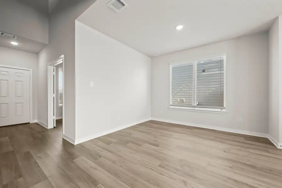 Spacious, unfurnished interior of a new home in Three Creeks, Belton (Image 25).