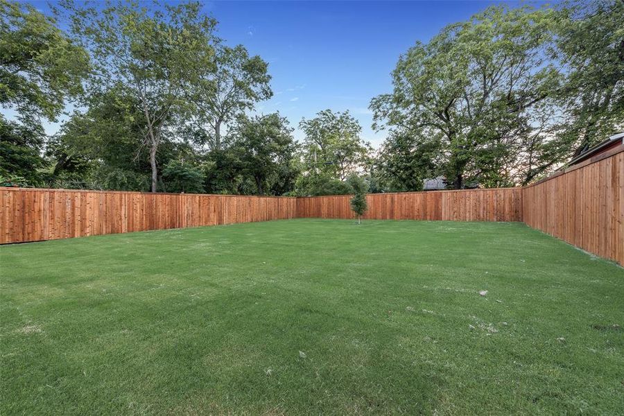Exterior details and patio area of a home in , Dallas (Image 4).
