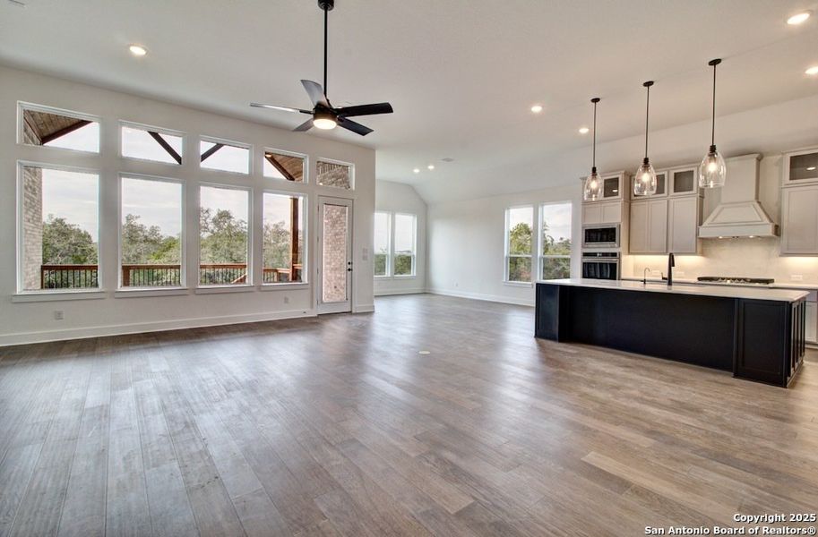Spacious, unfurnished interior of a new home in Verandas at the Rim, San Antonio (Image 34).
