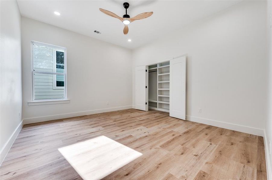Unfurnished bedroom with light wood-style floors, a ceiling fan, recessed lighting, and a closet