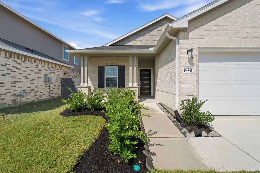 Exterior details and patio area of a home in Bay Creek, Baytown (Image 3).