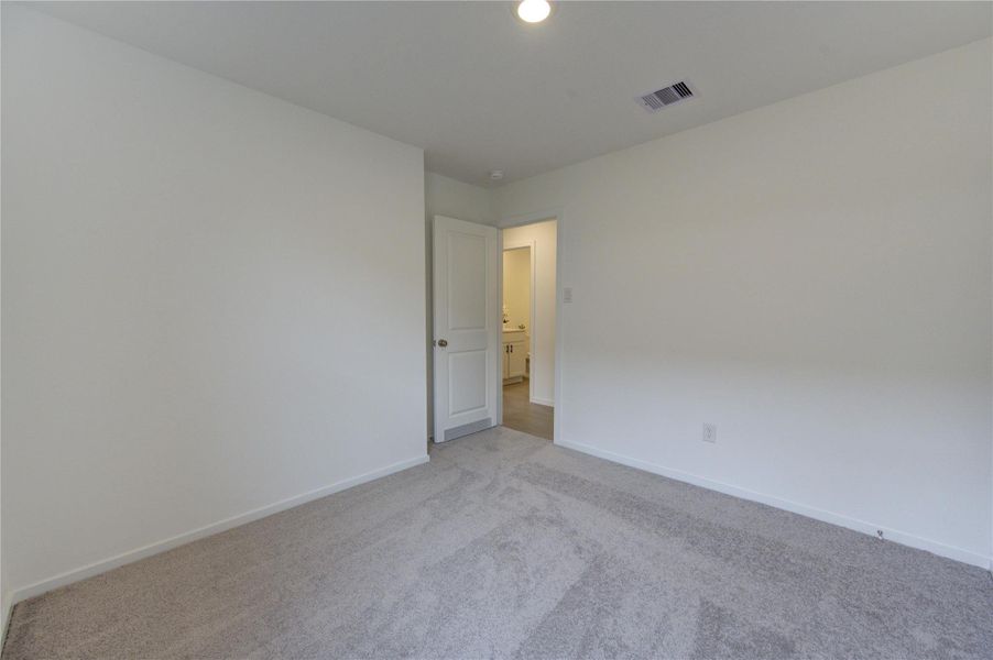 Secondary bedroom with good space and versatility