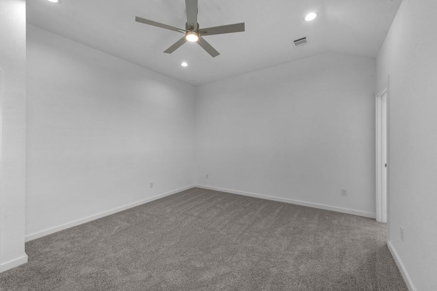Spacious, unfurnished interior of a new home in Huntington Place, Rosharon (Image 21).