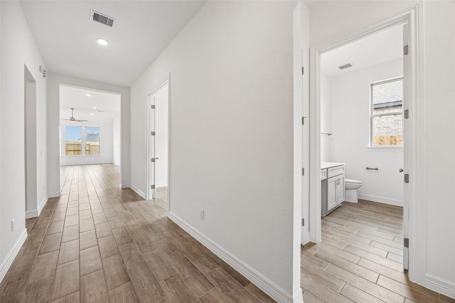 Spacious, unfurnished interior of a new home in Lago Mar, Texas City (Image 20).