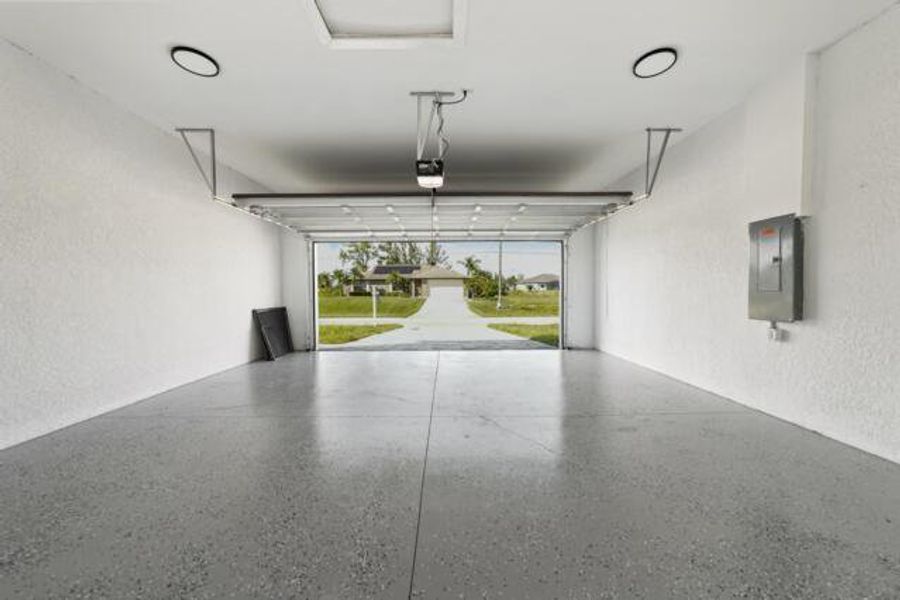Spacious, unfurnished interior of a new home in , Cape Coral (Image 18).