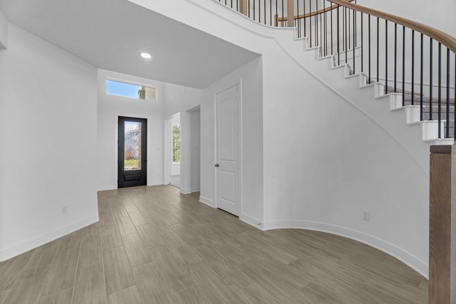 Spacious, unfurnished interior of a new home in Sienna, Missouri City (Image 8).