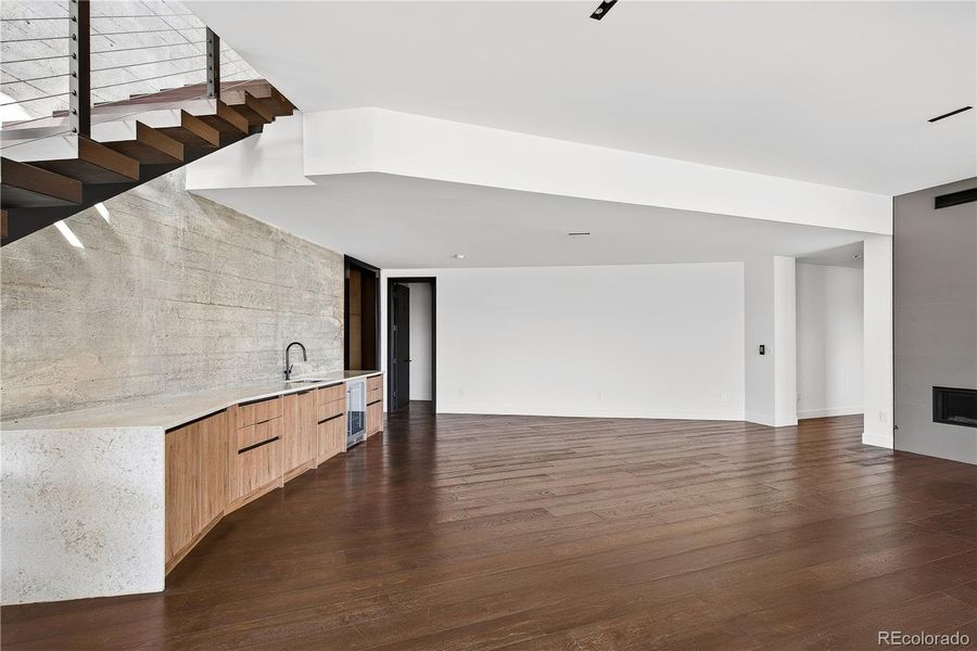 Spacious, unfurnished interior of a new home in , Golden (Image 32).