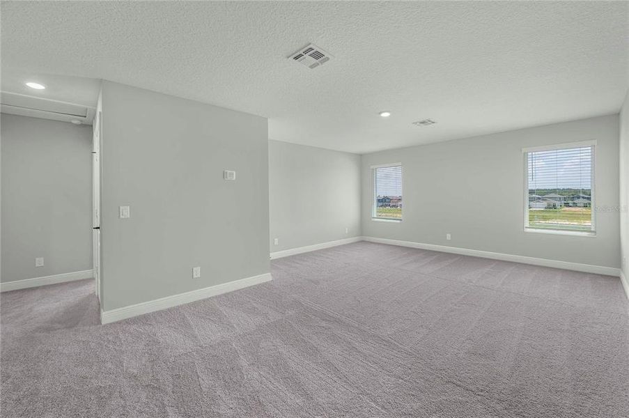 Spacious, unfurnished interior of a new home in Gum Lake Preserve, Lake Alfred (Image 26).