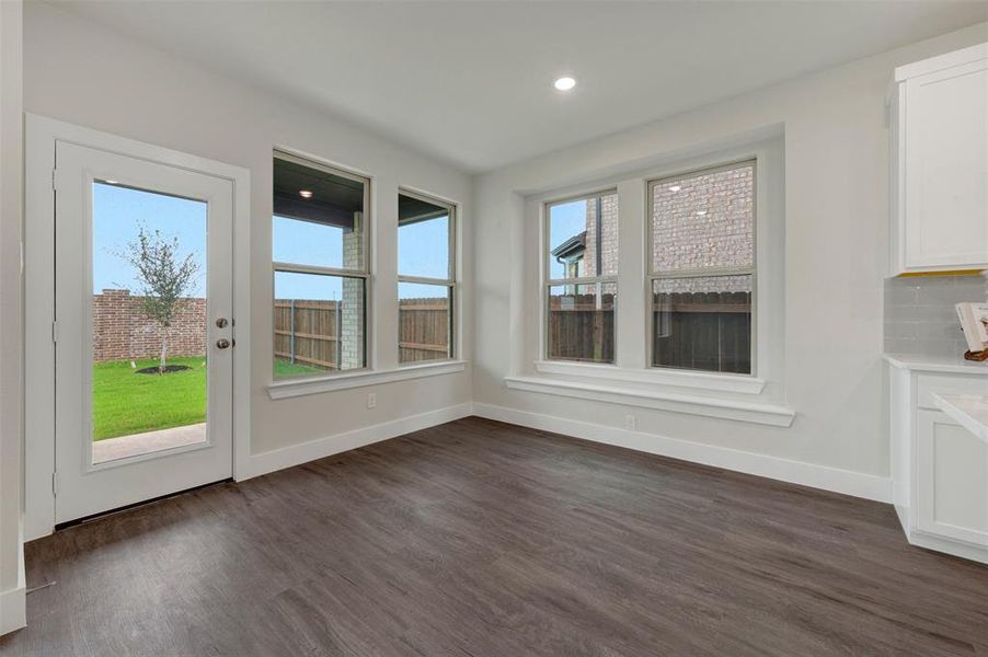 Spacious, unfurnished interior of a new home in Chaparral Park, Oak Point (Image 30).