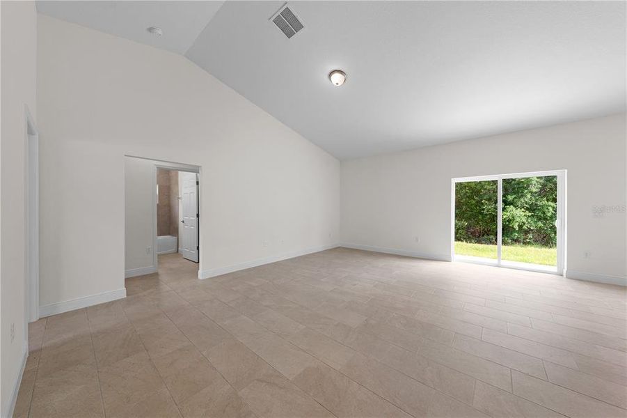 Spacious, unfurnished interior of a new home in , Yeehaw Junction (Image 27).