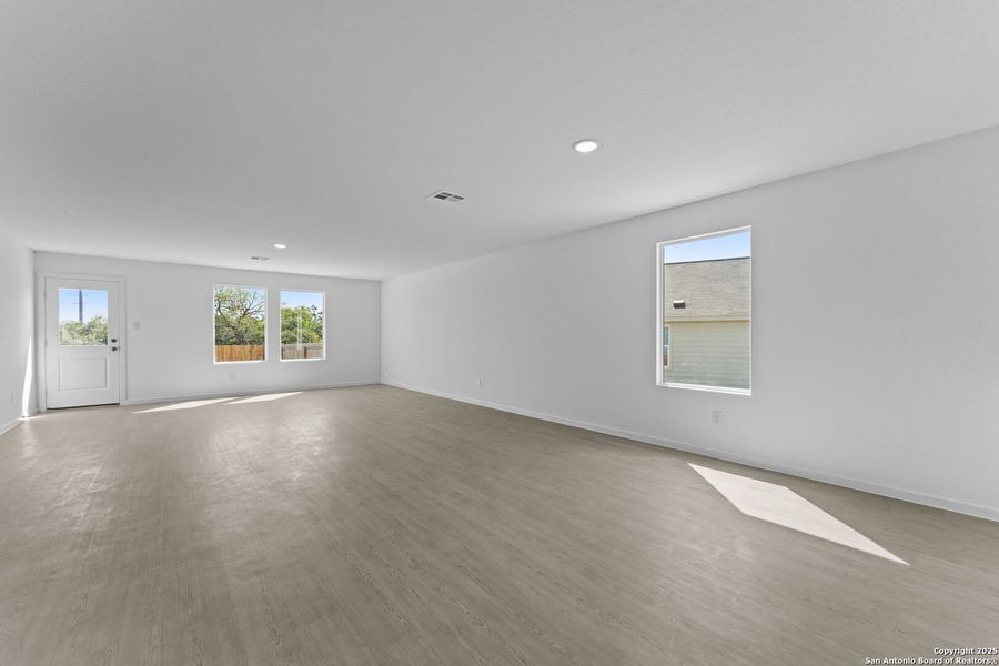 Spacious, unfurnished interior of a new home in Lodi Grove, Floresville (Image 15).