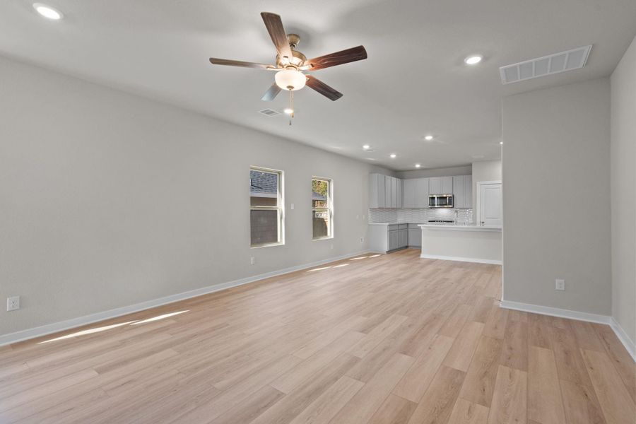 Spacious, unfurnished interior of a new home in Westridge Cove, Conroe (Image 14).