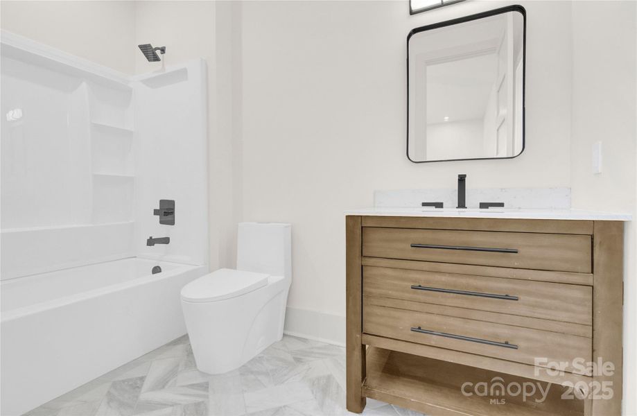 Upper level ensuite bath Upper level ensuite bath