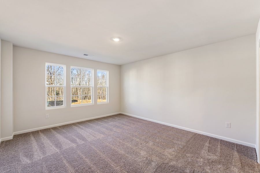 Spacious, unfurnished interior of a new home in Richmond Hill, Inman (Image 25).