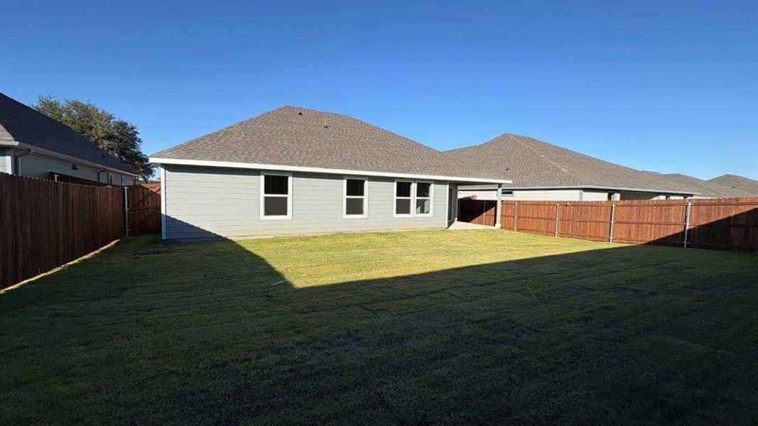 Exterior details and patio area of a home in Sandstone Estates, Granbury (Image 17).