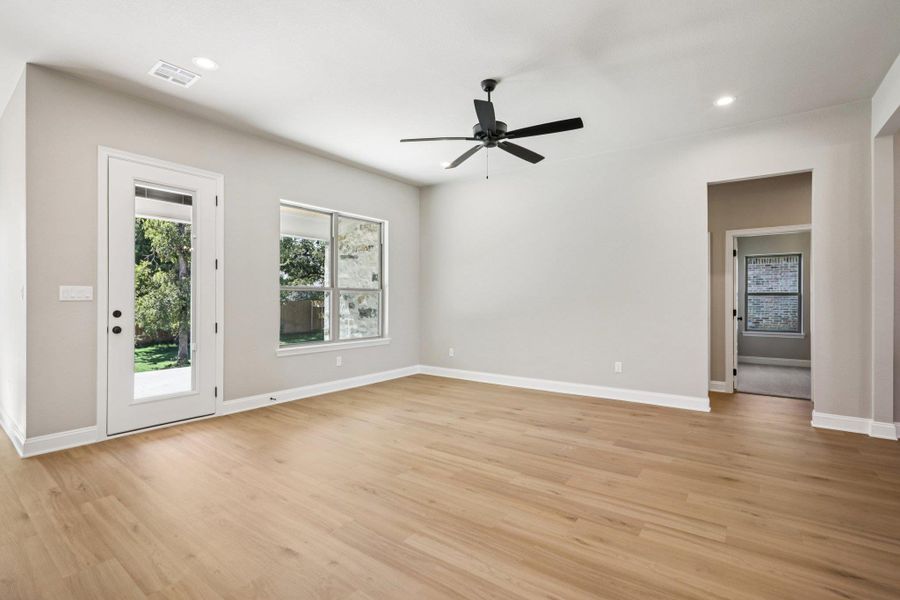 Spacious, unfurnished interior of a new home in Drake's Landing, Salado (Image 17).