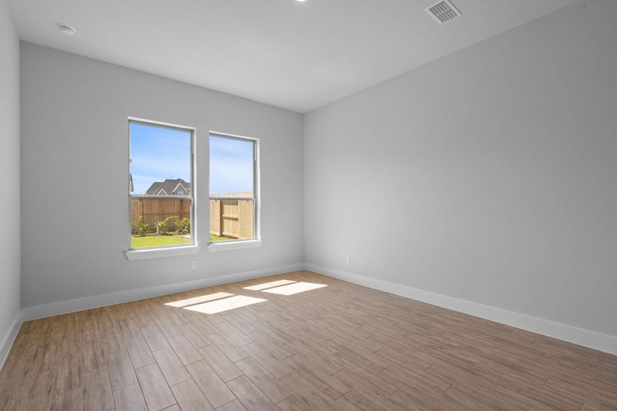 Spacious, unfurnished interior of a new home in Cross Creek West 50', Fulshear (Image 16).