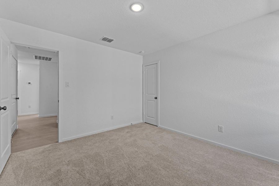 Spacious, unfurnished interior of a new home in Friendship Oaks, Fredericksburg (Image 18).