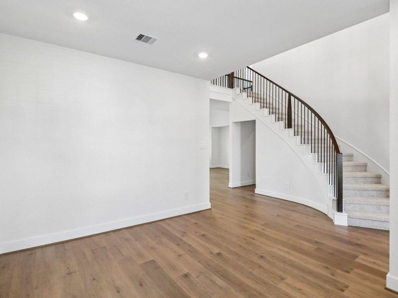 Spacious, unfurnished interior of a new home in Kingdom Heights, Rosenberg (Image 41).