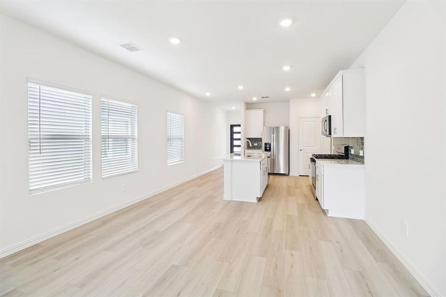 Spacious, unfurnished interior of a new home in Lakehaven - Spring Series, Farmersville (Image 23).