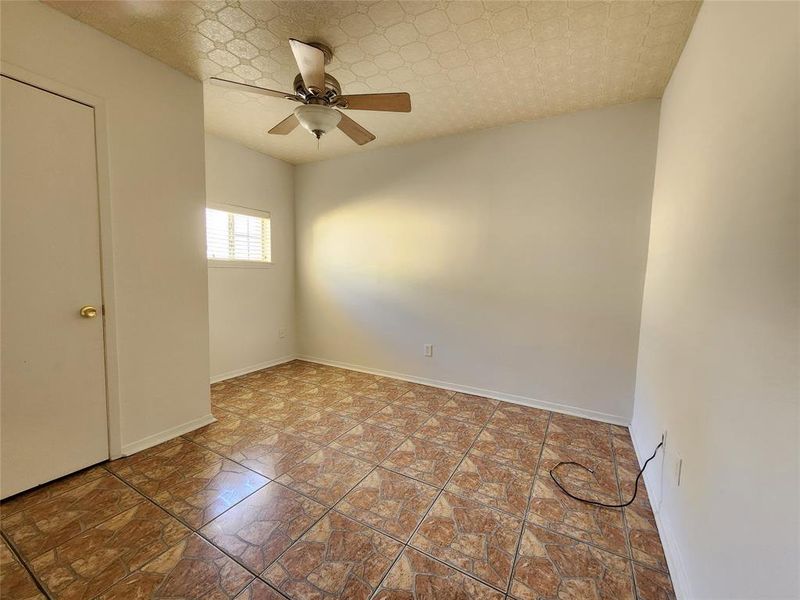 Spacious, unfurnished interior of a new home in , Mineola (Image 9).