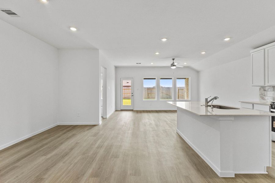 Spacious, unfurnished interior of a new home in Sunterra Lakes, Katy (Image 15).