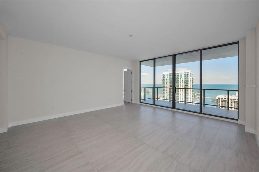 Spacious, unfurnished interior of a new home in , St. Petersburg (Image 19).