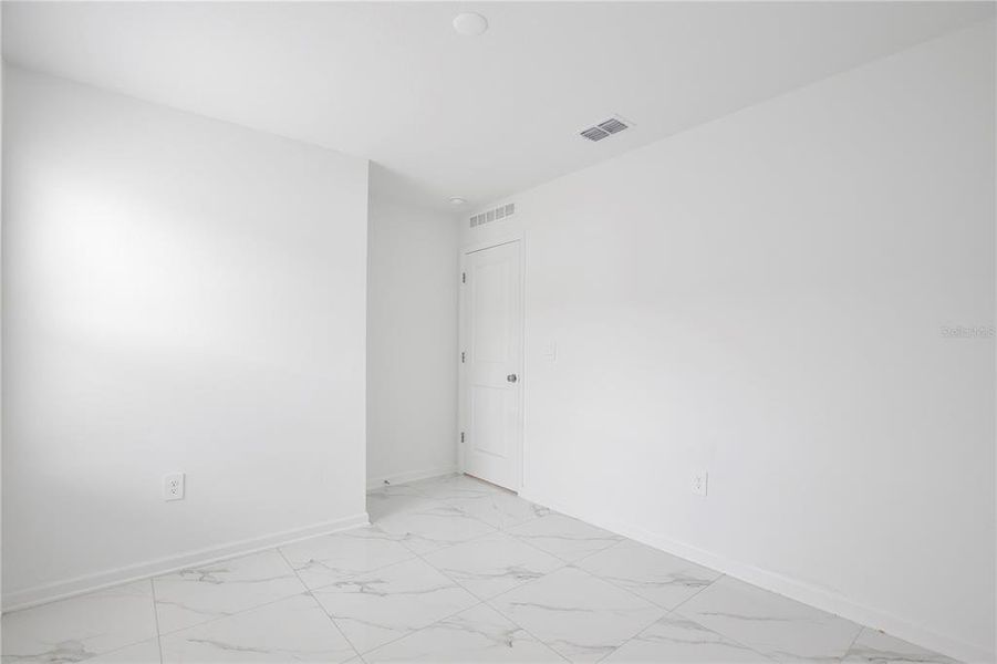 Spacious, unfurnished interior of a new home in Peace Creek Reserve, Winter Haven (Image 23).