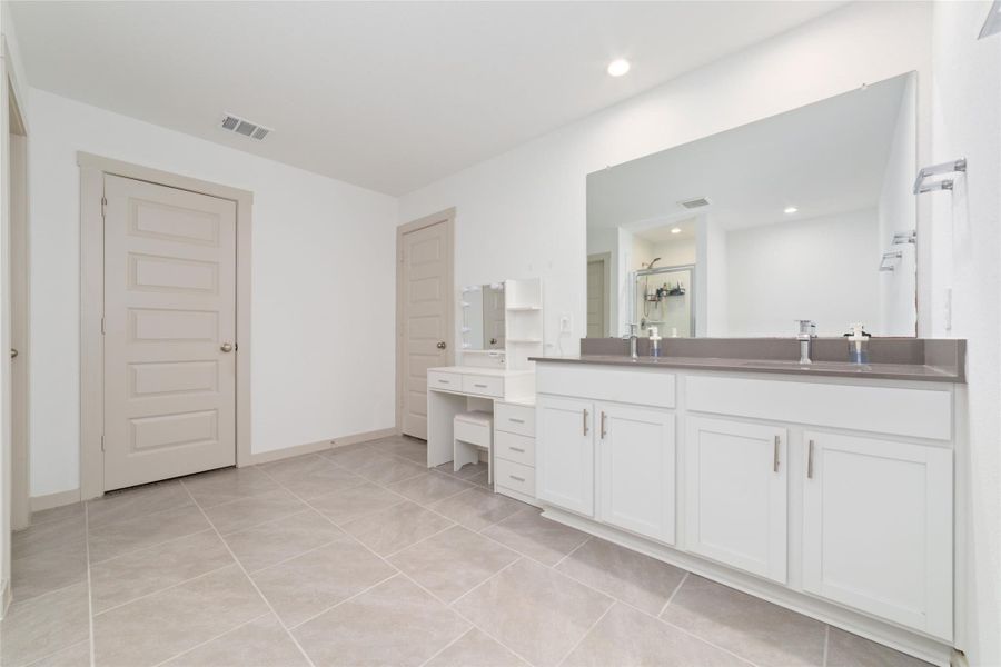 Furnished interior view inside a new home in Parks Edge, Missouri City (Image 29).