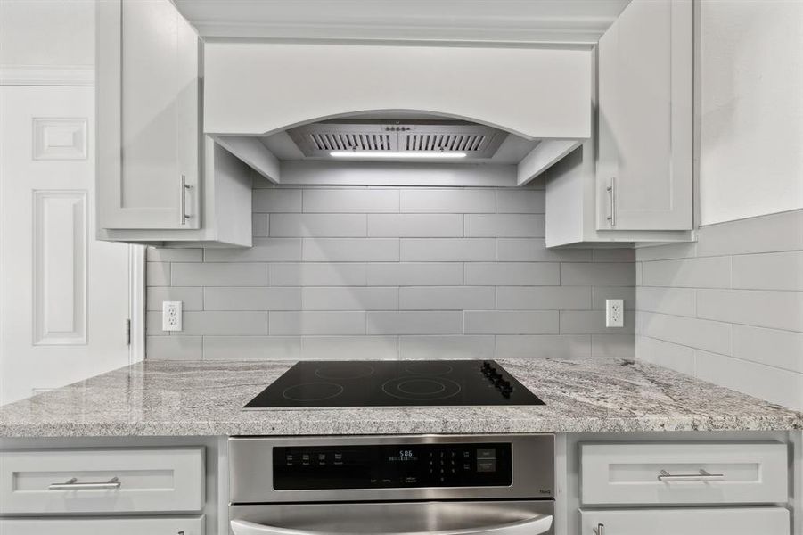 Beautiful kitchen with gorgeous finishes and cabinetry!