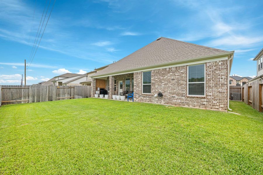 Exterior details and patio area of a home in Morton Creek Ranch, Katy (Image 22).