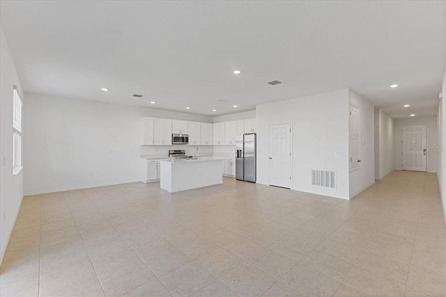 Spacious, unfurnished interior of a new home in Cypress Park Estates, Haines City (Image 9).