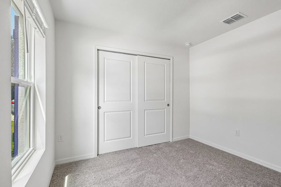 Spacious, unfurnished interior of a new home in Hilliard Ridge, Kissimmee (Image 23).