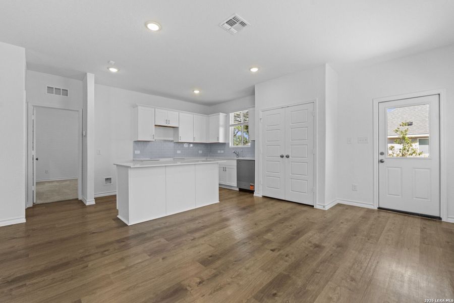 Spacious, unfurnished interior of a new home in Corley Farms, Boerne (Image 20). Spacious, unfurnished interior of a new home in Corley Farms, Boerne (Image 20).