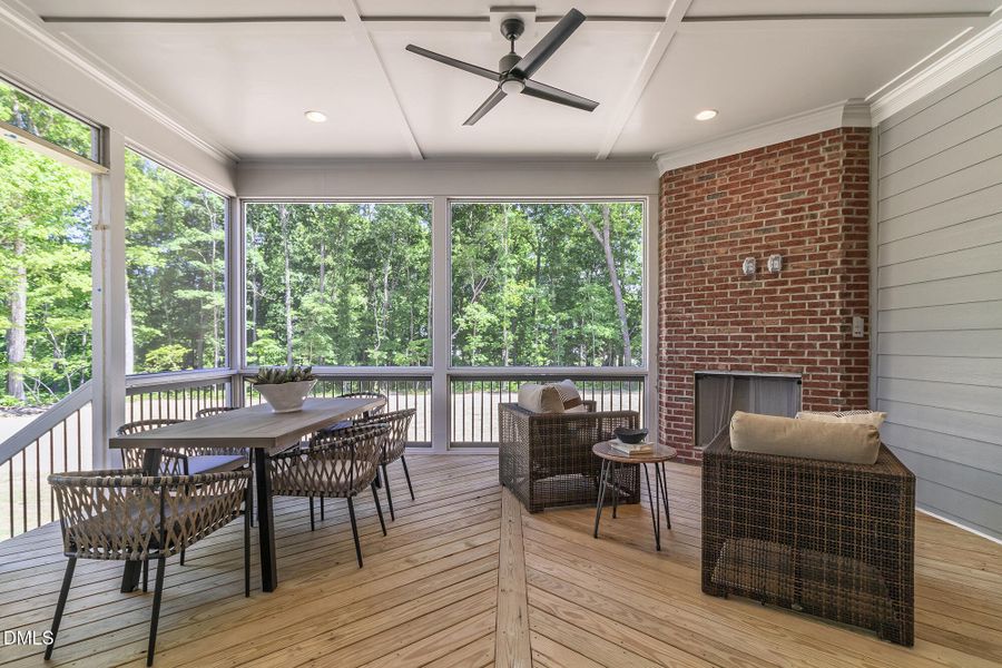 300_MEADOW_WALK_DR_INTERIOR_46