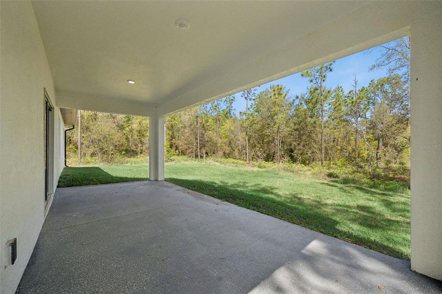 Exterior details and patio area of a home in , Citrus Springs (Image 3).
