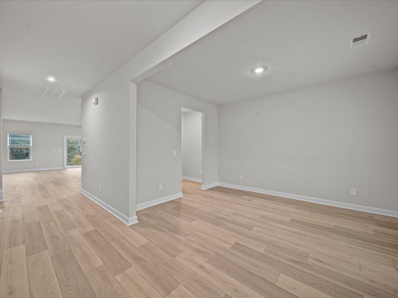 Spacious, unfurnished interior of a new home in Wexford Park, Fountain Inn (Image 8).