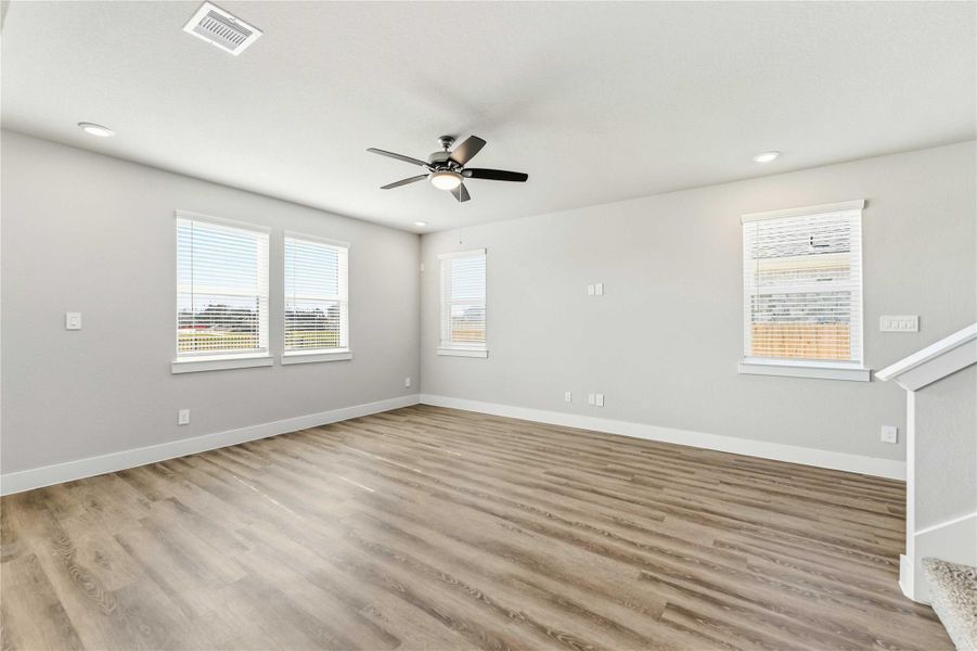 Spacious, unfurnished interior of a new home in Laurel Landing, Alvin (Image 15).