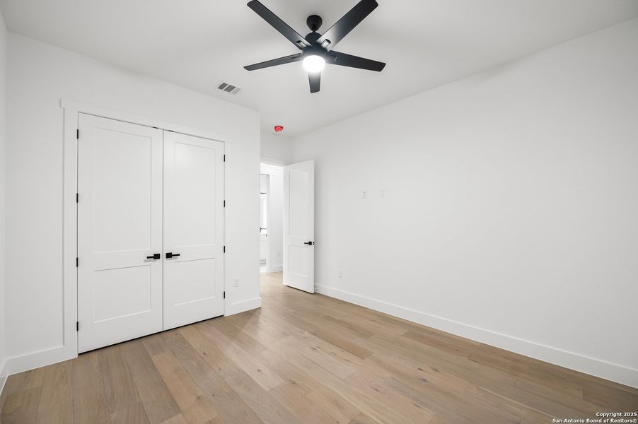 Spacious, unfurnished interior of a new home in , Bandera (Image 37).