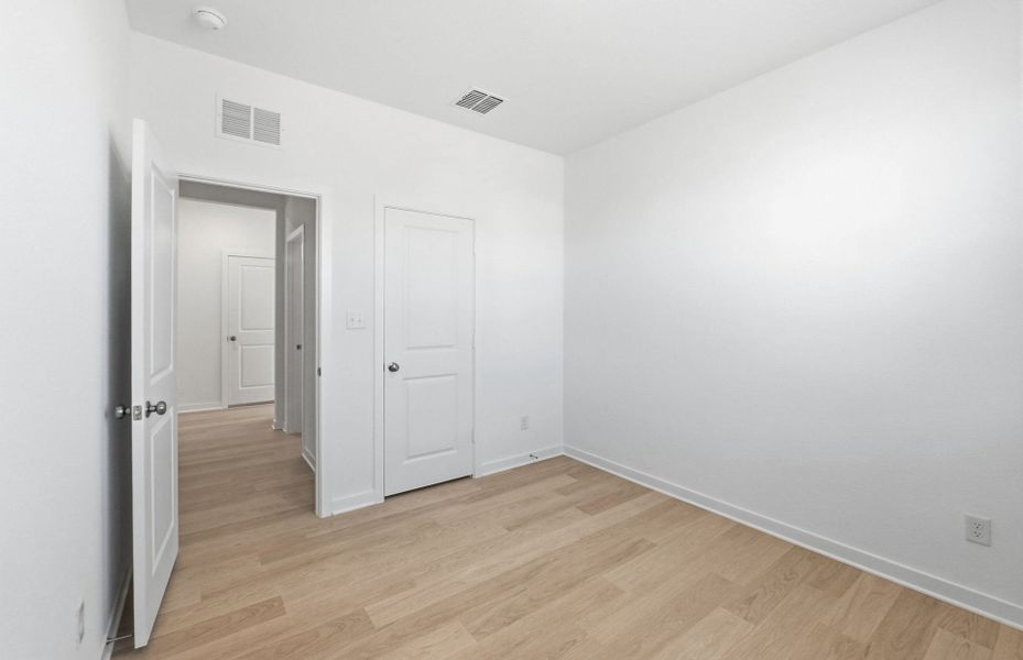 Spacious, unfurnished interior of a new home in Sunfield, Buda (Image 33).