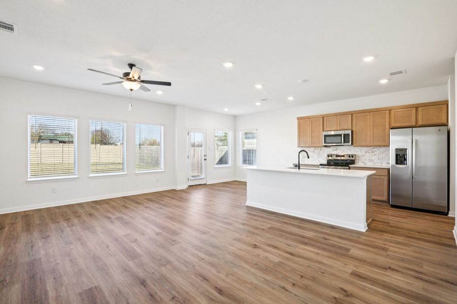 Spacious, unfurnished interior of a new home in Sonterra, Jarrell (Image 8).