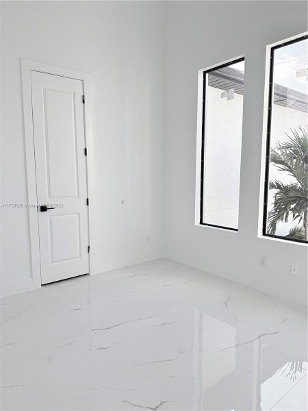 Spacious, unfurnished interior of a new home in , Cape Coral (Image 8).