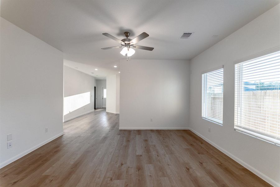 Spacious, unfurnished interior of a new home in Caney Mills, Conroe (Image 15).