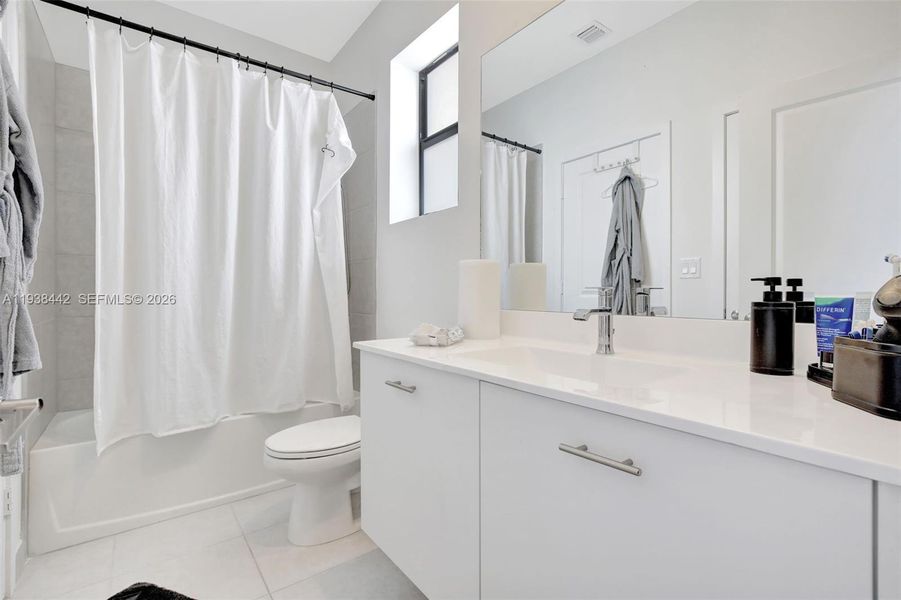 Furnished interior view inside a new home in , Miramar (Image 32).