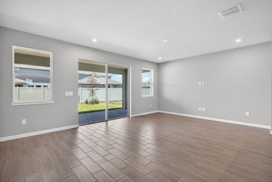 Spacious, unfurnished interior of a new home in Crosswind Ranch, Parrish (Image 8).