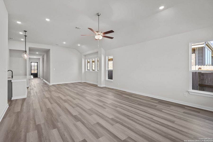 Spacious, unfurnished interior of a new home in Stillwater Ranch 45', San Antonio (Image 28).
