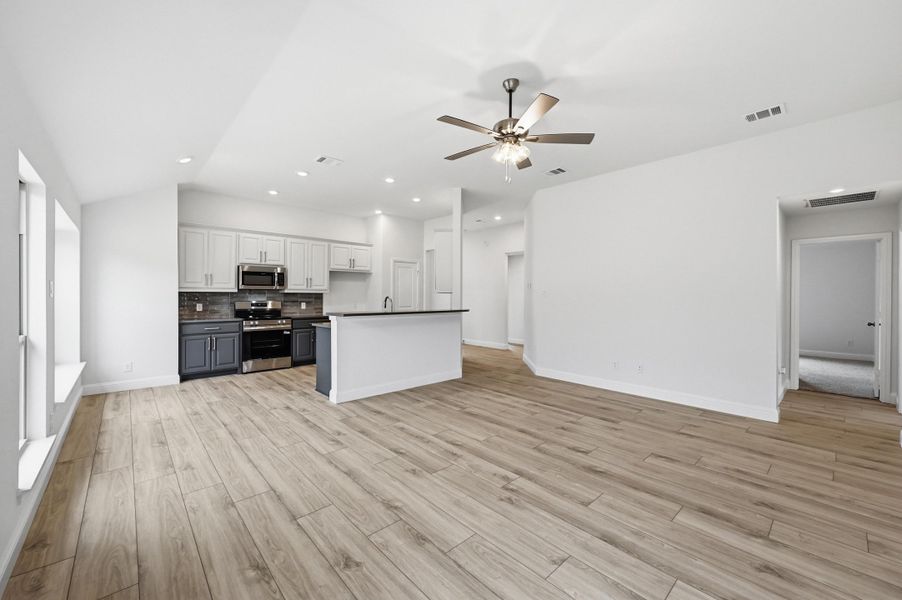 Representative unfurnished interior of a home built from the Hanover by Cheldan Homes in Craftsmen's Corner, Cleburne (Image 72).